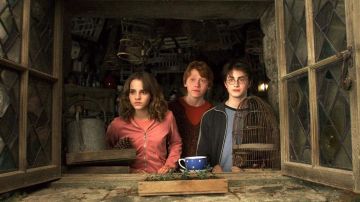 Veste rose porté par Hermione Granger (Emma Watson) comme on le voit dans Harry Potter et le Prisonnier d'Azkaban