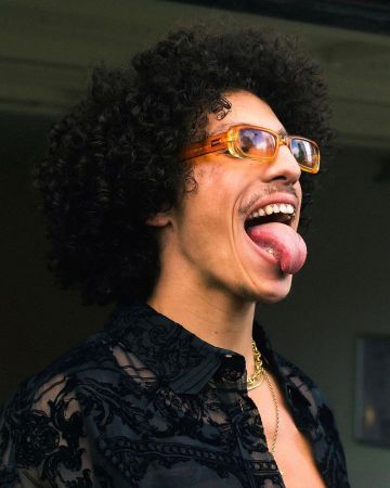 La camisa negra estampada transparente de Rilès en la cuenta de Instagram de @neufneuf_dreaded