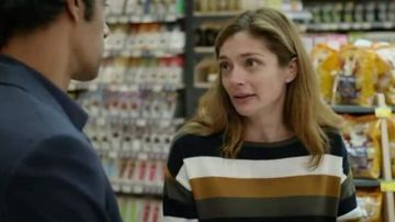 Le pull rayé porté par Soline Becker (Gaëla Le Dehevat) dans Un si grand soleil (Saison 2)