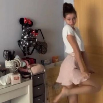The pink skirt worn by Lea Élui on the account Instagram of @babieluix