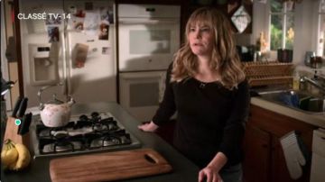 The kettle used by Elsa Gardner (Jennifer Jason Leigh) in Atypical (S03E08)