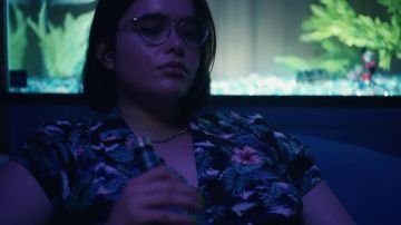 Collar de perlas grises de Kat (Barbie Ferreira) en Euphoria (S01E01)