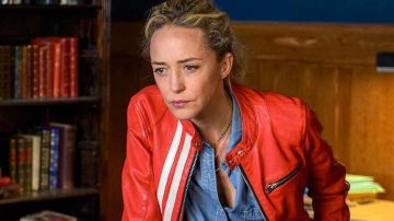 Le blouson en cuir orange avec bandes blanches de Hélène Bach (Hélène de Fougerolles) dans Balthazar (S02E08)