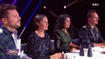 The plaid shirt with large pocket of Kev Adams in the emission Mask Singer