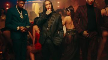 Traje a rayas usado por Tyga en su video musical oficial de Bop con YG, Blueface