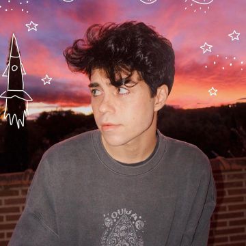 La sweatshirt oversize ''Ouija'' porté par Benji Krol sur son compte Instagram @benjikrol