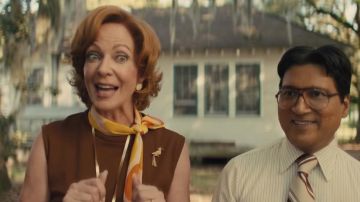 Chal naranja y amarillo usado por Miss Massey (Allison Janney) en Troop Zero