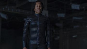 Chaqueta de cuero usada por Angela (Regina King) como se ve en Watchmen (S01E09)