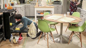 La mesa redonda en la cocina de Howard Wolowitz (Simon Helberg) en The Big Bang Theory (S10E17)