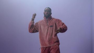 La sudadera de melocotón con cremallera de Abu Tall en su clip Eau de Cologne feat. S.Pri Negro