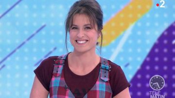 Le top à carreaux porté par Julie Ferrez dans Télématin du samedi 14 décembre 2019