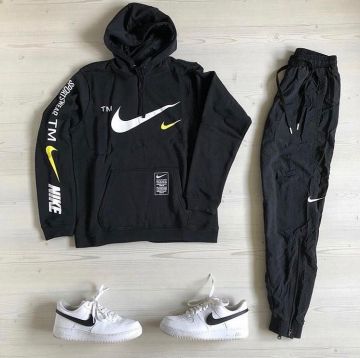 Sudadera con capucha Nike usada por persona en la cuenta de Instagram de @zmtrend