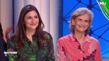 La camisa estampada de pavo real usada por Anne Rosencher en el programa Quotidien