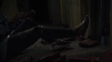 Les chaussures de N.O.S dans le clip Dans la ville de DTF