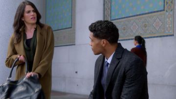 El abrigo usado por Laurel Castillo (Karla Souza) en la serie Asesinato (temporada 5 episodio 5)