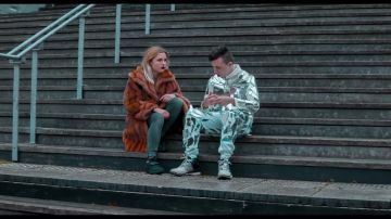 La tenue réfléchissante dans le clip Les Prélis de Columbine