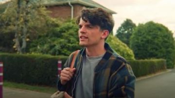 The jacket plaid worn by Sean Wiley (Edward Bluemel) in Sex Education (S01E06)
