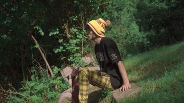 Le pantalon bicolore jaune et rouge porté par Guardin dans son clip Creature