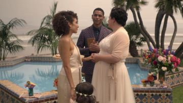 Vestido de novia usado por Lucy (Marielle Scott) como se ve en YOU (S02E10)