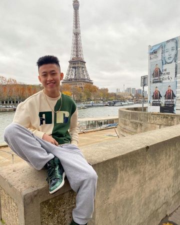 Suéter usado por Rich Brian en su cuenta de Instagram @brianimanuel