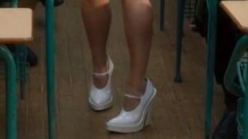 Tacón blanco grueso usado por Alexis Rose (Annie Murphy) en Schitt's Creek (S03E07)