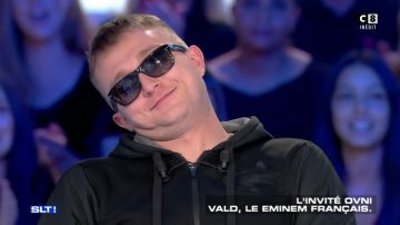 Le sweatshirt à capuche zippé porté par Vald dans Salut les Terriens