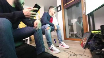Le jeans troué aux genoux porté par PRIME dans sa vidéo J'AI UN RENCARD ! #LAVIDE 131