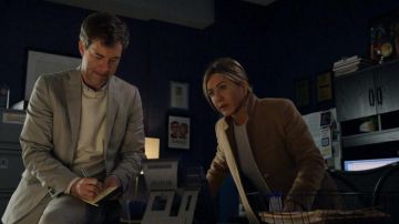 Chandail porté par une Puce Noire (Mark Duplass) comme on le voit dans L'émission du Matin (Saison 1)