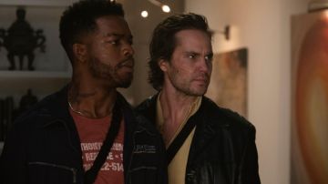 Camiseta roja de Stephan James con escritura blanca en 21 Bridges