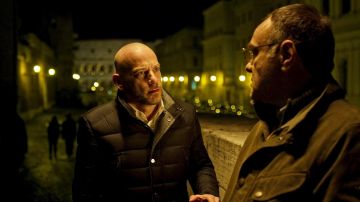 Vert manteau porté par les Samouraïs (Francesco Acquaroli) comme on le voit dans Suburra: du Sang sur Rome