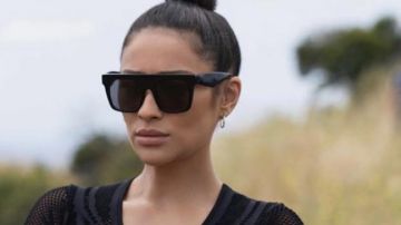 Gafas de sol negras usadas por Stella Cole (Shay Mitchell) como se ve en Dollface (S01E04)