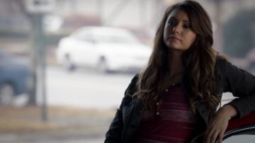 Chemise rouge Kathrine portait comme un voyageur en Elena Gilbert du corps (Nina Dobrev dans The Vampire Diaries (S05E14)