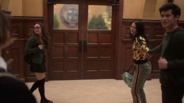 Green khaki skinny jeans with yellow and red stripes on the side worn by Izzie (Fivel Stewart) in Atypical (S02E02)