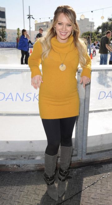 Suéter color mostaza usado por Hilary Duff en diciembre de 2011