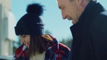 Le bonnet bleu à pompon de Johanne (Ida Elise Broch) dans Home for Christmas (S01E03)