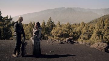 La cape grise fourrure de Yennefer (Anya Chalotra) dans la série The Witcher (S01E06)