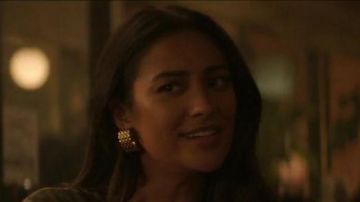 Pendientes usados por Peach Salinger (Shay Mitchell) como se ve en YOU (S01E04)