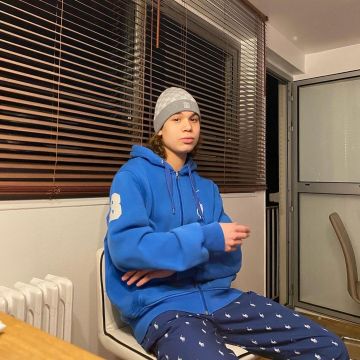La sudadera con capucha azul de Ralph Lauren en instagram @mthrjh