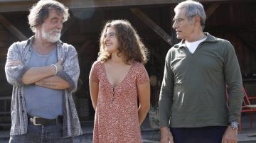 La robe rouge à imprimé de Camille (Camille Aguilar) dans Papi Sitter