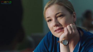 Regarder portés par Nicolette Nevin (Emily VanCamp) comme on le voit dans Les Résident (S01E05)