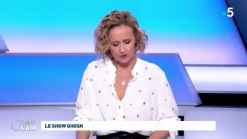 La chemise blanche à mini imprimés portée par Caroline Roux dans C dans l'air du 08.01.2020