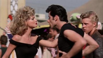 Le top noir épaules dénudées porté par Sandy (Olivia Newton-John) dans le film Grease