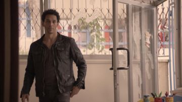 The leather jacket Aviram Dahan (Tomer Sisley) in Messiah (S01E02)