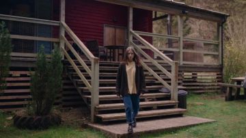 Brown Cardigan worn by Alyssa (Jes­si­ca Bar­den) as seen in The End of the F***ing World 