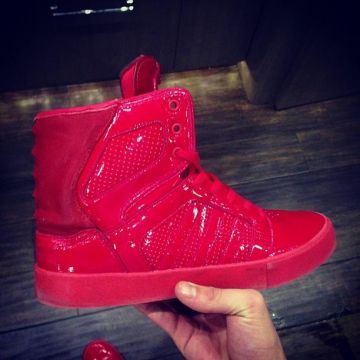Les chaussures de sport rouges montantes de Justin Bieber sur son compte Instagram @justinbieber