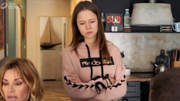 Sweatshirt pink hoody Margot (Marysole Fertard) in Tomorrow belongs to us 