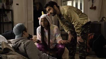 Chaqueta Bomber dorada usada por Jibran (Kumail Nanjiani) como se ve en The Lovebirds