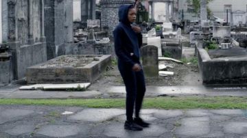Zapatillas Nike Running usadas por Alicia West (Naomie Harris) como se ve en negro y azul