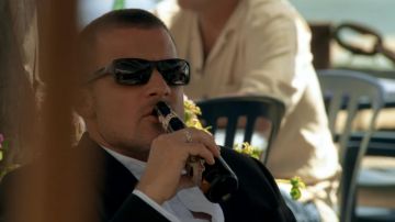 The sunglasses worn by Lincoln 'Linc' Burrows (Dominic Purcell) in the series Prison Break