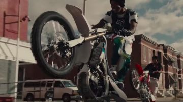 Pantalon de piste multicolore porté par un conducteur de moto comme on le voit dans le film Charm City Kings